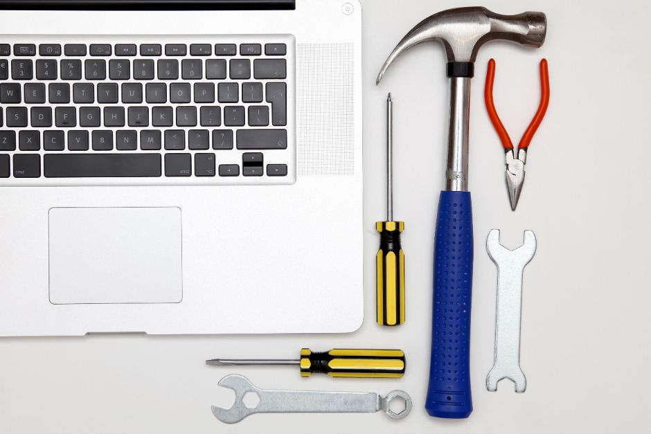Maintenance avec Ordinateur et outils