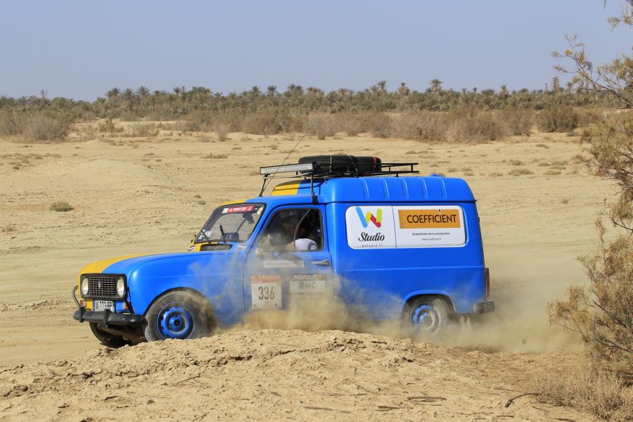 Voiture de l'équipe Les 2 Ailes lors du 4L Trophy 2024